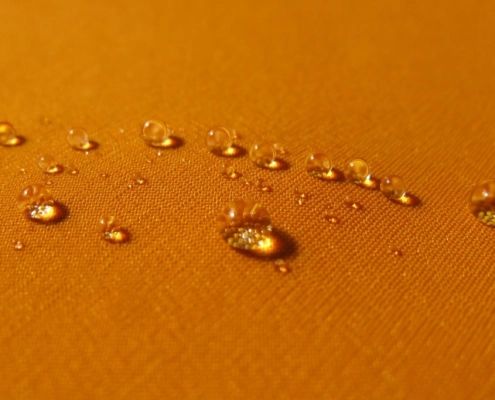 Dråber på et orange materiale