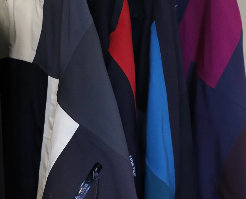 Ponchoer vi har lavet ud af aflagte jakker. Det er patchwork og de veksler typisk mellem 2 farver.